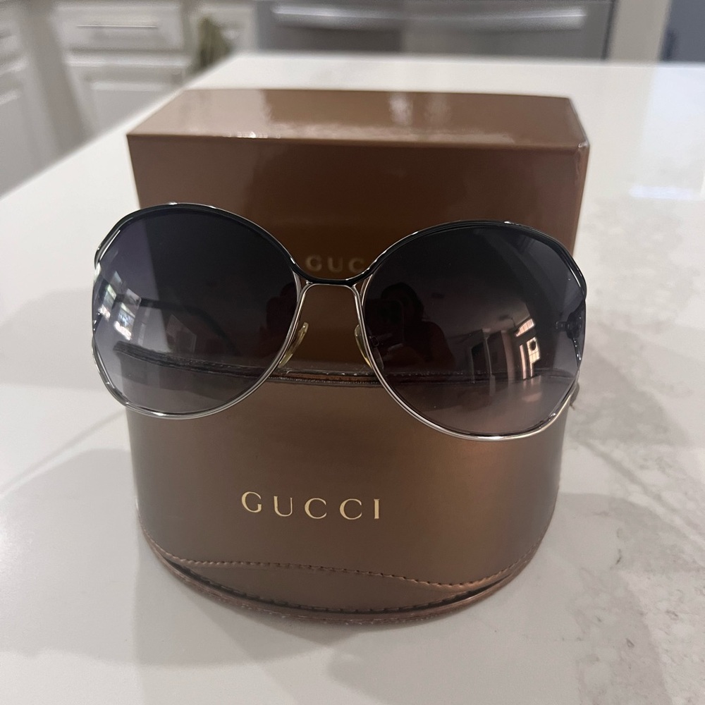Authentic Gucci, sunshades no imperfections or scratches.